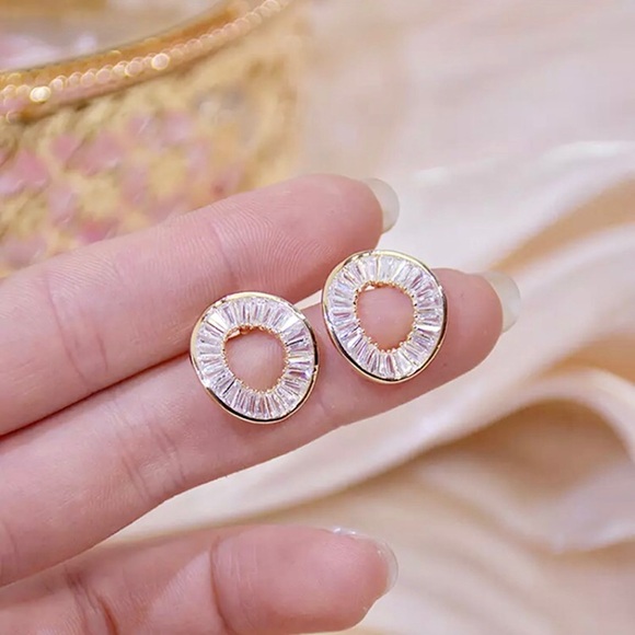 "Angelica” White Geode/Crystal Irregular Circle Geometric Stud Abstract Earrings - Picture 1 of 5